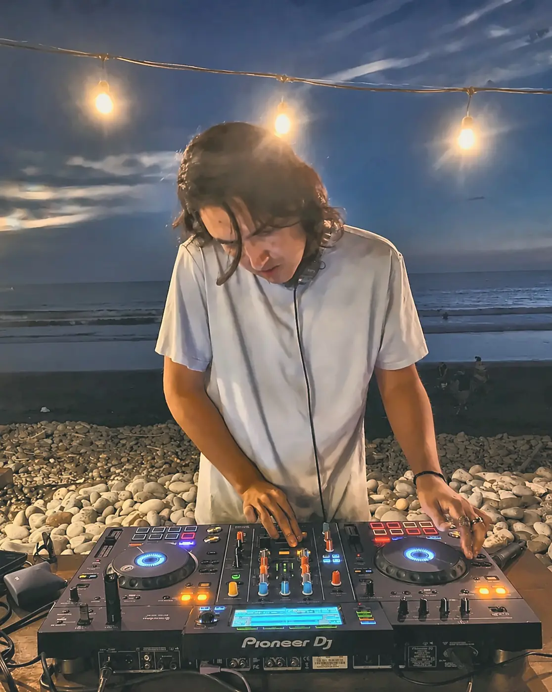 Equipo DJ Pioneer de Radio Tunco en la playa al anochecer