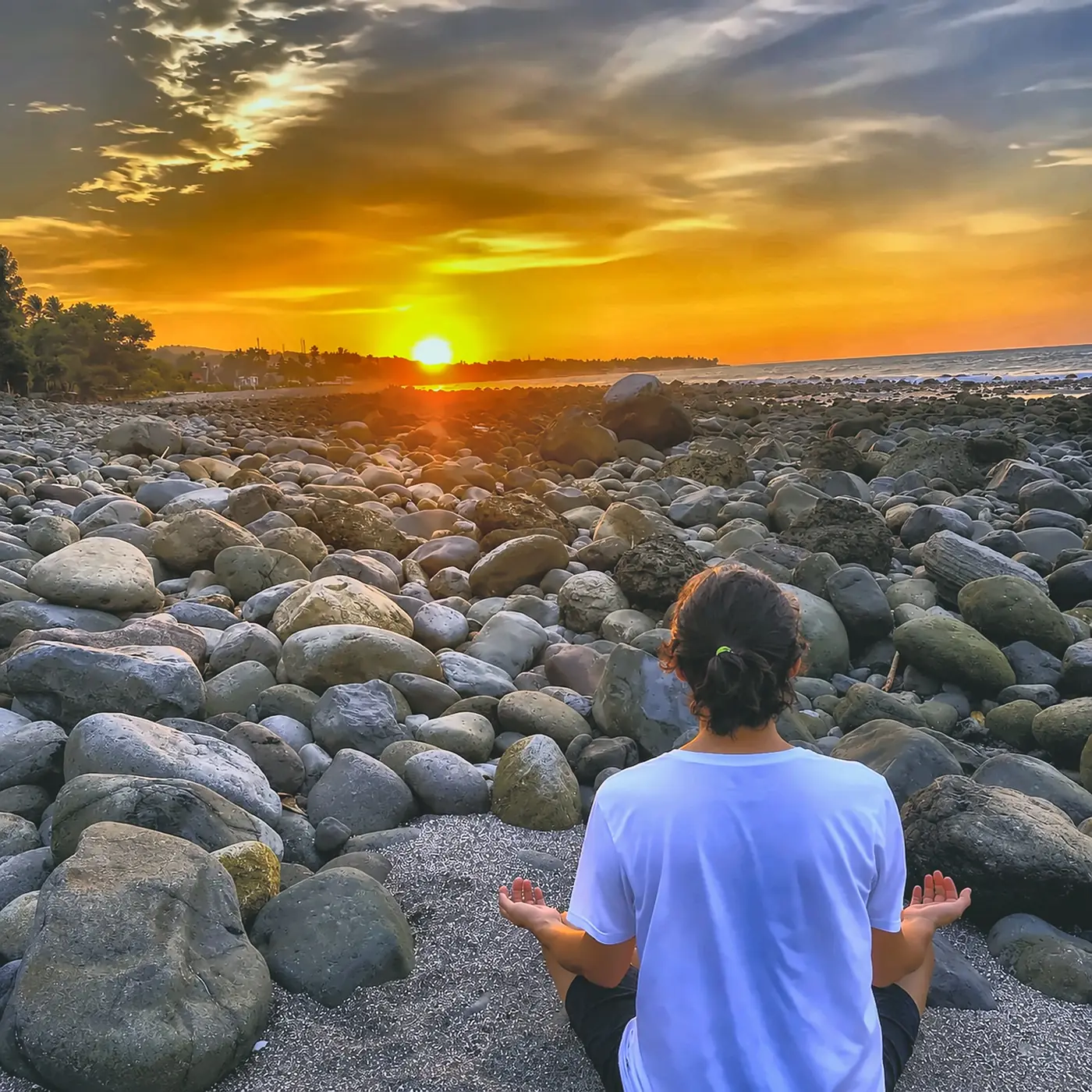 Meditación sobre piedras al atardecer